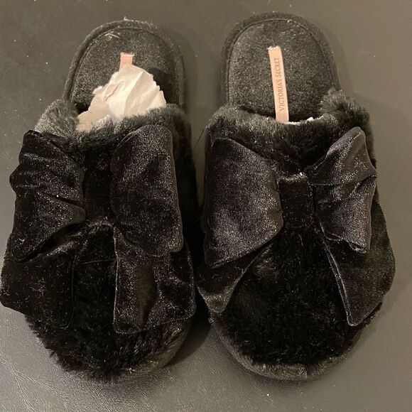 Victoria’s Secret Fuzzy Slip on Slippers. Size Medium. Black‎ W/bow - Picture 4 of 8